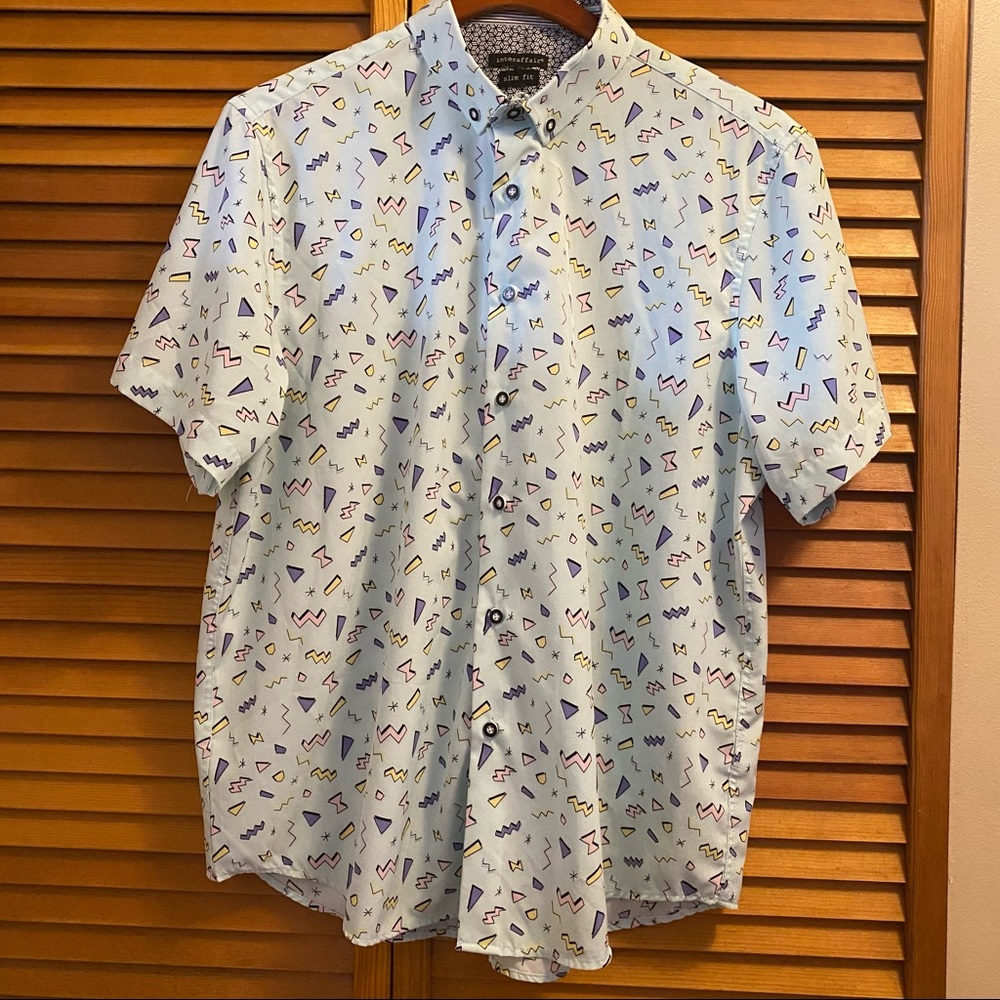 interaffair XL Slim Fit 80s Retro Pattern Button-Up Shirt Pale Blue Background